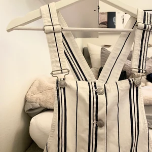 Randig klänning  - Säljer min randiga klänning med hängslen från bershka då den inte används längre. Fint skick och passar S-M. Köparen står för frakten och jag fraktar endast. 💚