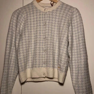 Kofta  - Säljer en kofta i storlek S, den är bara använd 2 gånger💙