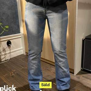 Säljer mina lågmidjade blåa jeans! ( bilderna är lånade från tjejen jag köppte dom av från början ) 