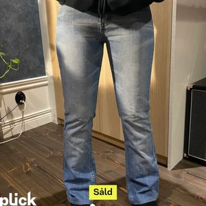 Lågmidjade blåa jeans - Säljer mina lågmidjade blåa jeans! ( bilderna är lånade från tjejen jag köppte dom av från början ) 