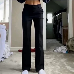 Bikbok kostymbyxor  - LÅNADE BILDER säljer ett par superfina likadana kostymbyxor från bikbok. Endast använda ett fåtal gånger och har inga tecken på användning