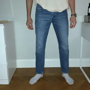 Säljer ett par Leviś jeans då jag inte har använt dom på ett tag. Jag är 183cm lång och passar bra på mig. Jeansen är ungefär 1,5 år gammla, inte använt så mycket så är i bra skick