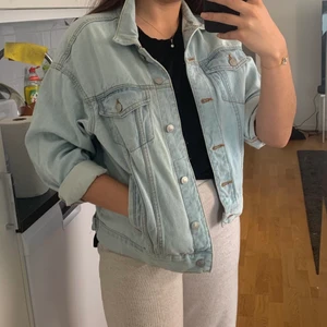 Jeansjacka strl S - Säljer denna från Pull&Bear i strl S! Använd 2 gånger, i väldigt god skick! 