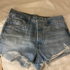 Levis shorts - Säljer mina super fina shorts som tyvärr blivit för små. Dom är super sköna och bekväma använt ett fåtal gånger men dom ser och känns som nya. Hör av dig om du har några frågor😊