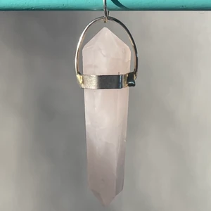 Rosenkvartspendel - Ca 3cm lång pendel att ha på kedja, tror det är rosenkvarts.