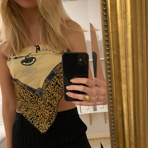 Mönstrad scarf - Stor mönstrad scarf från nelly, superfin som man kan ha till både topp, i håret som strand cover up osv!💗 PRIS 40 kr + frakt