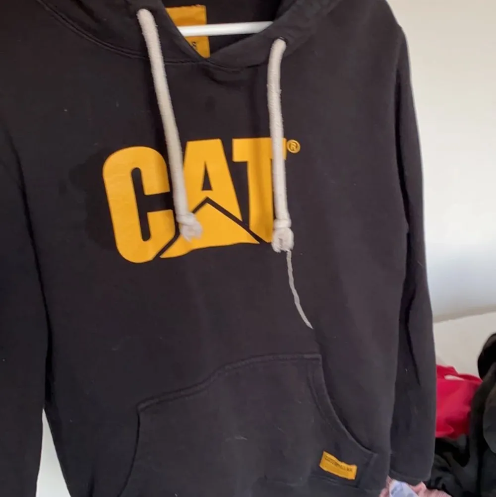 Svart CAT hoodie med tryck, storlek L. Hoodies.
