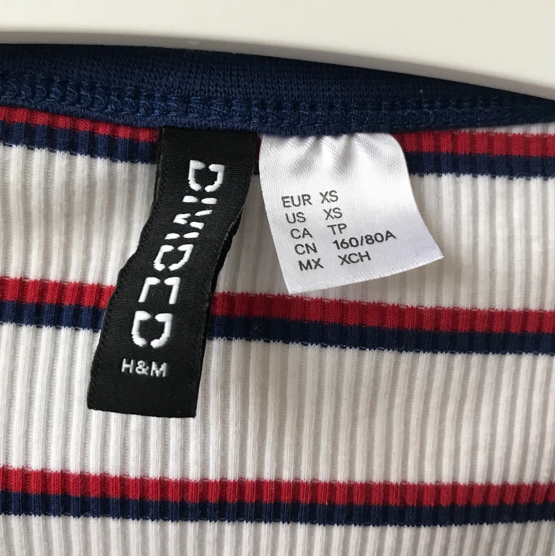 Randig topp - blå, röd, vit. Storlek XS - 91