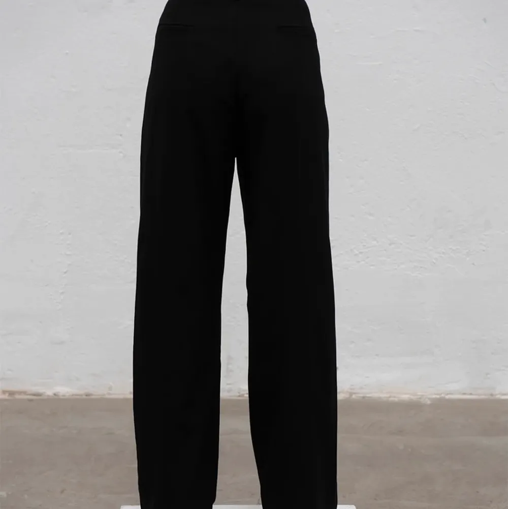 Helt nya adsgn kostymbyxor med lappen kvar! Storlek XXS, köpare står för frakt. Kolla gärna in Amalia UF på Instagram för fina och billiga secondhandplagg💖. Jeans & Byxor.
