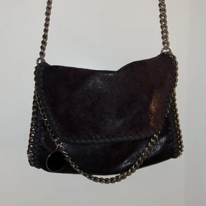 Stella Mccartney liknade väska - säljer min stella mccartney liknande väska pga lite anvnding. Jättefin och man får plats med mycket iden!❤️ lägger ut igen pga förra köparen ångrade sig. KÖP DIREKT FÖR 400kr!