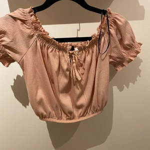 Sommartopp  - Hej igen! Jag säljer denna jättefina sommartopp från HM då den tyvärr blivit förliten. 💗den är i storlek XS! Jag kan mötas upp i Ronneby, Karlskrona eller Karlshamn! Eller kan jag skicka den! 