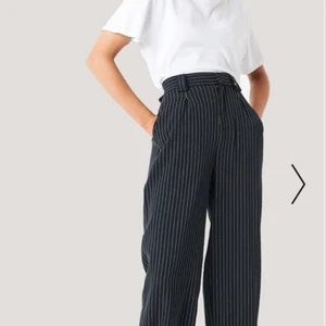 Randiga vida byxor  - Säljer dessa randiga vida vår byxor från NAKD! Knappt använda, nyskick! 