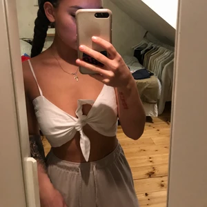 Söt topp - Jättefin topp i nyskick från hm i storlek S. Köpt för 150 säljer för 50 kr + 63 kr frakt. Alternativt mötas upp i Norrköping eller Linköping 💓