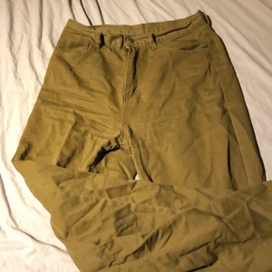 Brun/gröna pösiga jeans, storlek M - Brun/gröna pösiga jeans från Shein. Dom är super fina. Älskar färgen men kommer tyvärr aldrig till användning.