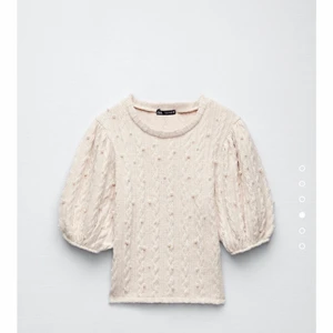 Fin tröja från Zara - Säljer en superfin topp från Zara, aldrig använd och kommer dessvärre inte till användning. Slutsåld på hemsidan, skriv till mig så får ni fler bilder 💓