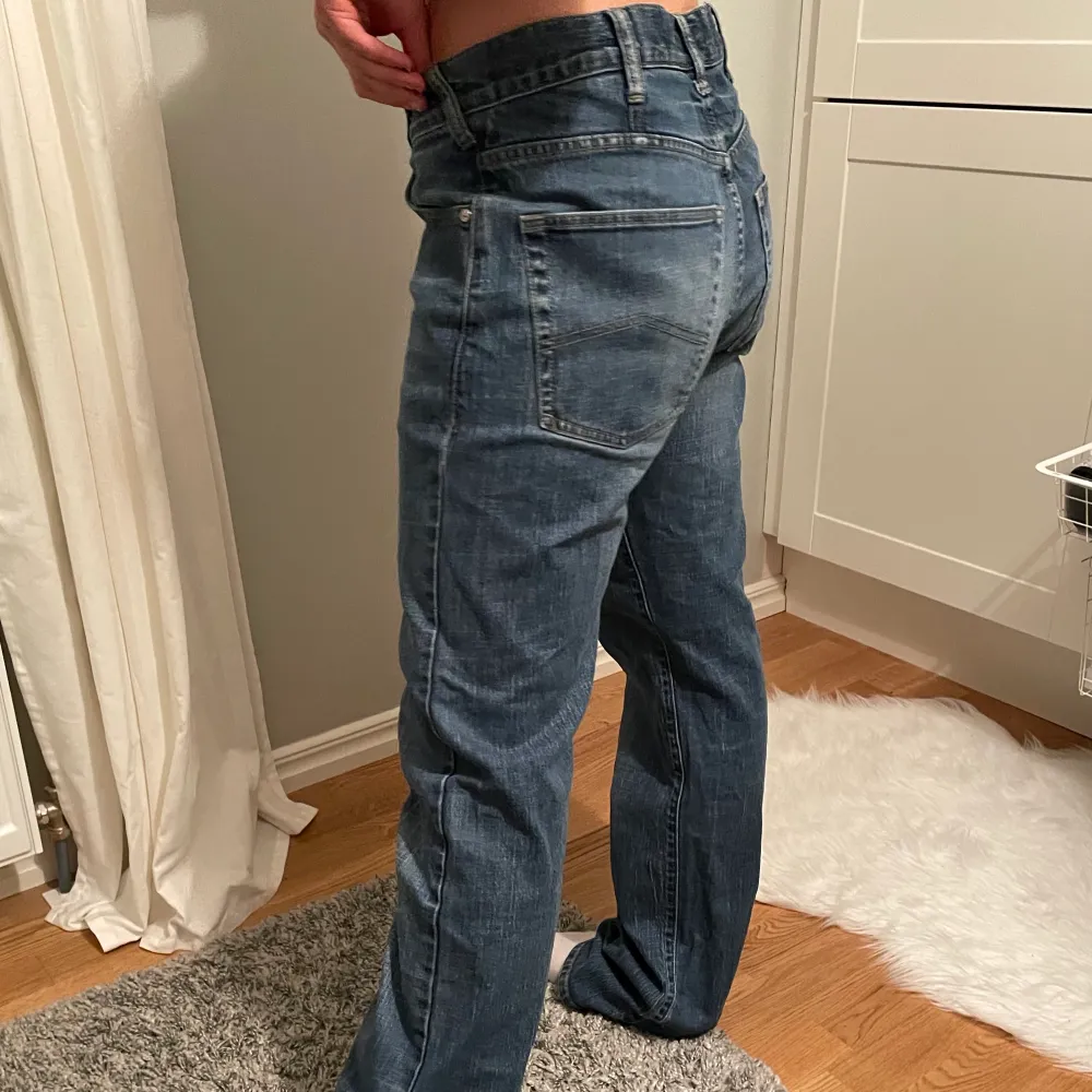 Mellanblåa jeans från märket emporio armani, låg/mid midja och raka ben. Lite för stora och långa för mig som är 163. Skulle säga att de passar allt mellan xs-l beroende på hur baggy man vill ha dem!. Jeans & Byxor.