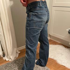 Mellanblåa jeans från märket emporio armani, låg/mid midja och raka ben. Lite för stora och långa för mig som är 163. Skulle säga att de passar allt mellan xs-l beroende på hur baggy man vill ha dem!
