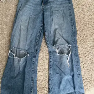 Superfina jeans med hål, används ej tyvärr! Storlek m 