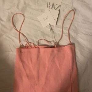 Jättefint linne från zara - Oanvänt med lappar. Tveka inte vid frågor 💓💓