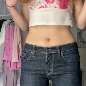 Levi’s jeans ❤️ - Hej! Säljer dessa superfina Levis lågmidjade jeans. Superfint skick, sparsamt använda.  Alldeles för korta för min smak, är 177cm lång som referens. Passar någon som är 160-170cm och har storlek xs-s. Hör av dig för fler bilder, svarar fort! ❤️ Gratis frakt vid snabb affär!