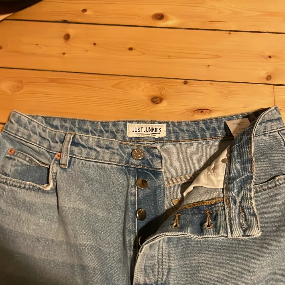 Ljus blåas Just Junikes jeans i strl. 32  endast använda några få gånger, säljes pågrund av att dom inte kommer till användning längre. Nypris 800kr säljes för 650kr+frakt, köparen står för frakten.. Jeans & Byxor.