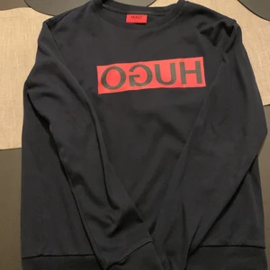 HUGO (HUGO BOSS) - Har tänkt att sälja min mycket sköna HUGO BOSS sweatshirt storlek (S) Jag säljer denna tröja pga att jag har vuxit ur den, använd men inte överdrivet mycket!       Föredrar att inte ha någon t-shirt under denna tröja då den är tunn i materialet och man känner sig lite fast med en t-shirt.