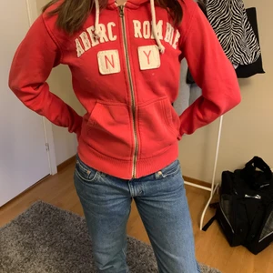 Röd luvtröja Abercrombie & Fitch - Köpt second hand, storlek S.