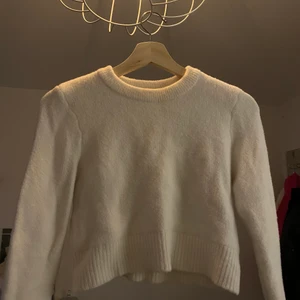 Zara tröja - Säljer denna super mysiga tröjan från Zara! Använd ett fåtal gånger! Den är i super mysigt material och passar perfekt till vardagen men även till festliga tillfällen! 150kr + frakt
