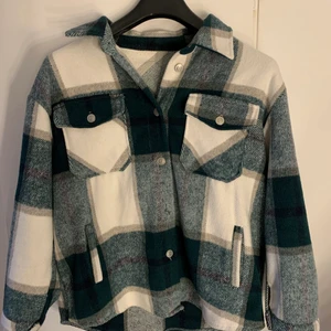 Grön rutig jacka - Jacka från by Anastasia. Nästan som ny, använd några fåtal gånger🥰