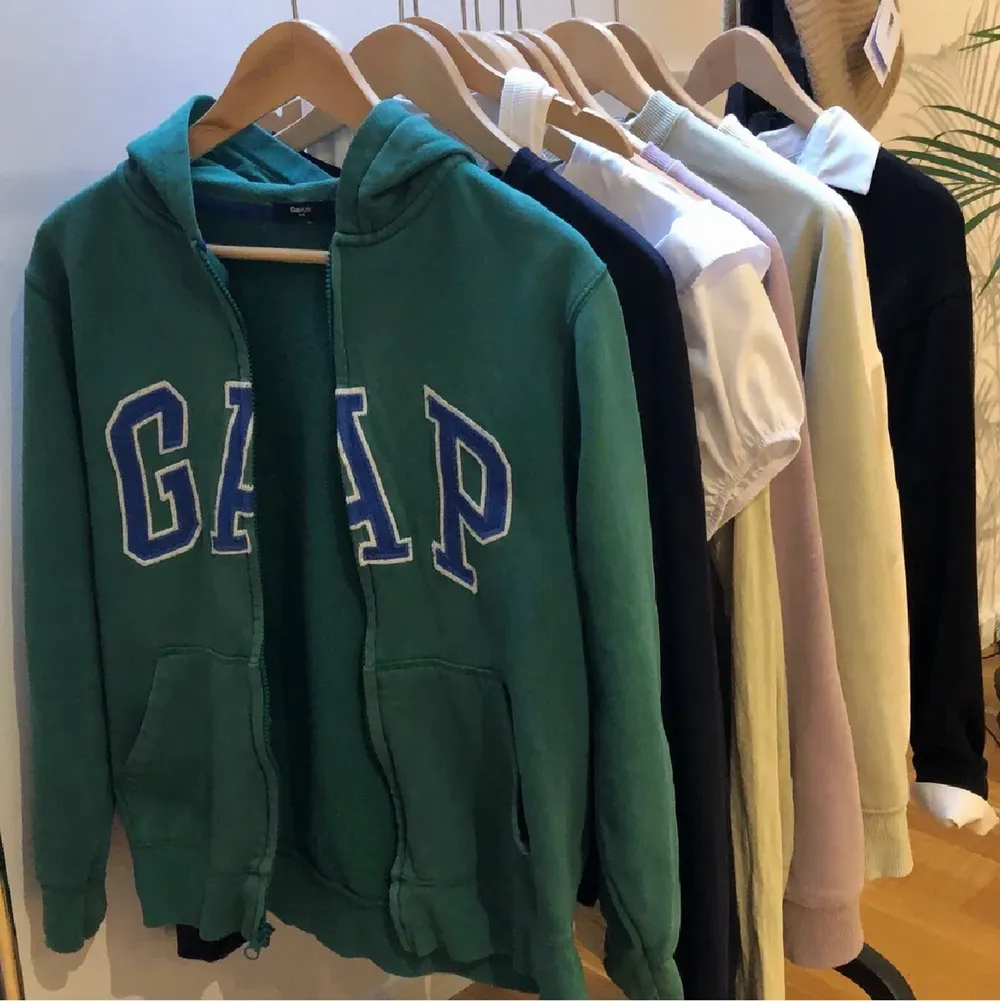 Otroligt snygg grön ’GAP’ hoodie, 135 kr och frakt tillkommer ☺️🙌🏼🙌🏼 storleken är gap kids xxl vilket motsvarar ungefär xs i damkläder . Hoodies.