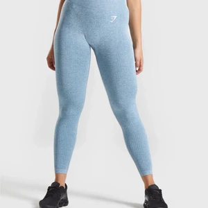 Vital Seamless leggings, Teal Marl - Ett par vital seamless leggings i storlek SMALL som tyvärr inte kommer till användning. De är som i nyskick, dock är märket lite bortnött (se bilderna), men detta är inget som stör🥰 300kr inkl frakt!🤍(mina bilder gör inte färgen rättvisa, lovar att färgpennor lika fin som på hemsidan)