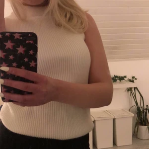 Vitt stickat linne - Säljer ett vitt stickat Linne från NA-KD i stl XL men är väldigt liten i stl så den passar L men även M Använt 2 gånger så är i nyskick. 125+frakt✨ köparen står för frakten ❤️‍🔥❤️‍🔥❤️‍🔥