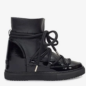 svarta inuikiis - säljer mina svarta gloss wedge inuikii skor. använda två gånger, så fortfarande i nyskick. har bestämt mig för att sälja dessa då de tyvärr är för stora för mig, har egentligen storlek 38/39. skriv privat för fler bilder! kan levereras i orginalkartong💕 nypris 2999kr 