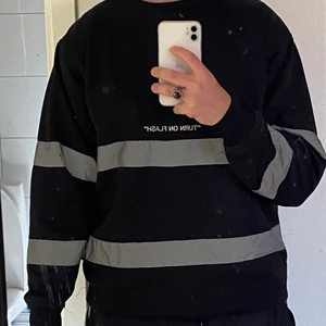 Turn on flash tröja - Säljer min turn on flash tröja som jag köpte från sisters seekers. Storleken står inte men jag skulle säga att det är en oversize M/L. Jag är 180 och väger 90 kg och den passar mig perfekt.