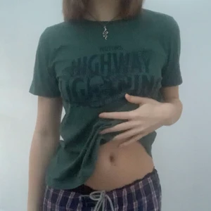 T-shirt strl s från Gina Tricot - Cool t-shirt från Gina Tricot i strl s. Funkar om man vill ha den som coop top elr jätte gulligt att knyta den där bak. Skriv om ni har frågor.💖