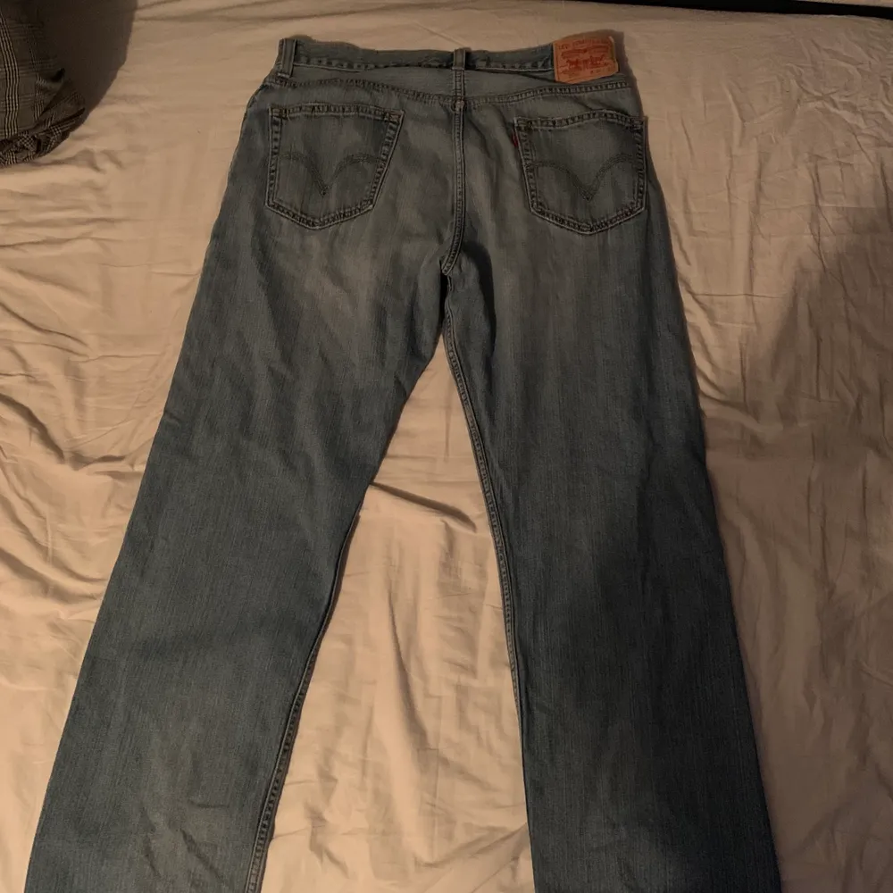 Tvär feta jeans från Levis, perfekt om man vill gå för den mer baggy stilen. Säljs för att de är för stora för mig.. Jeans & Byxor.