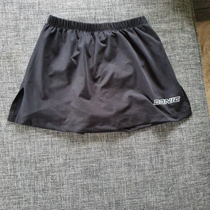 Tränings kjol - Säljer denna tränings kjol, använd max 2 gånger. Märke Donic. Ordinarie pris är 450kr. Storlek xs. Priset kan diskuteras.