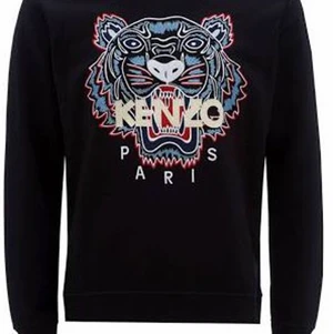 Kenzo tröja - Hej säljer min kenzo tröja i storlek xs men passar xxs och även x då jag tycker att de är fint om den sitter lite tigt. Pris kan diskuteras säljer för den inte kommer till andvändning.❤️