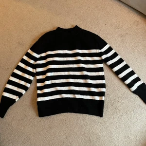 Trendig tröja!🖤 - Trendig och super snygg tröja!🖤 aldrig använd endast testad⭐️ nyskick. Frakt ingår inte i priset!!