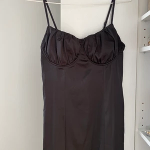 Midiklänning😻 - En jättefin midi-klänning som är köpt från Missguided. Sparsamt använd! Den är i satin och har markerad byst. Även en slits vid benet! (Skicka dm om ni vill ha fler bilder) Superfin😻😻😻❤️🌸 den går till nedanför knäna på mig och jag är 164 cm! Den är storlek S! Köparen står för frakt❤️