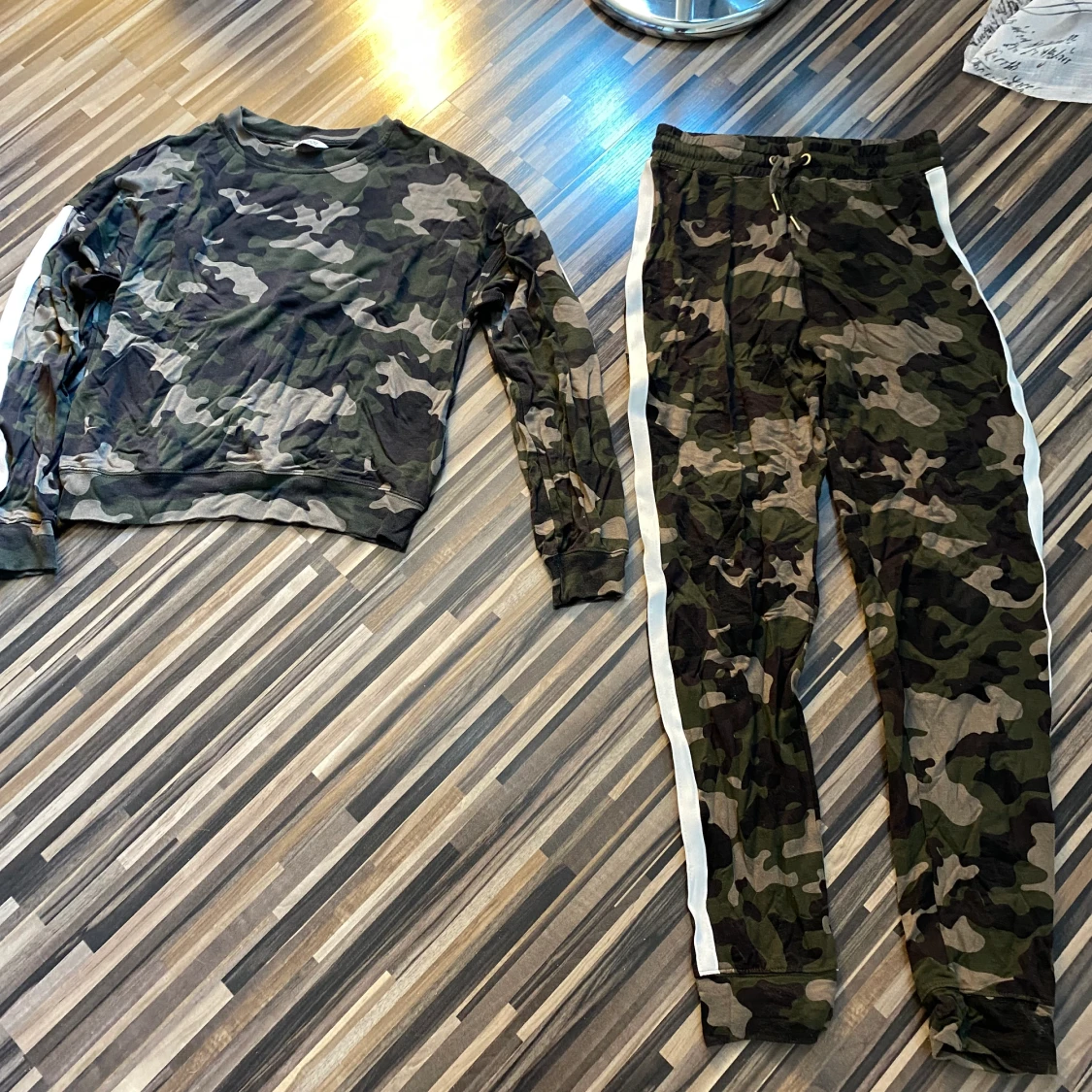 Set med byxa och tröja från Cubus