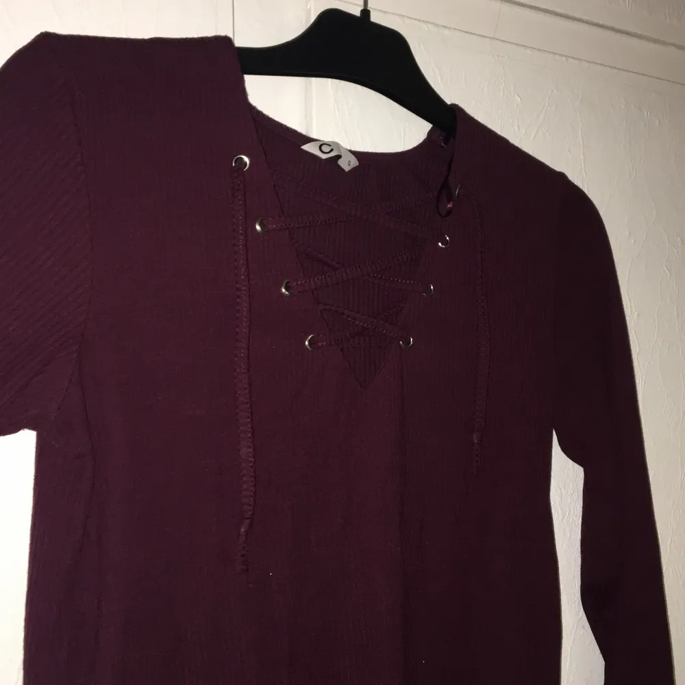 En Cubus tröja som är vinröd. Andvänd ca 4 ggr. Långärmad tröja som har ett luftigt material. . Tröjor & Koftor.