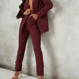 MISSGUIDED plum pants - Säljer de finaste byxorna jag äger, som är för stora på mig och råkar vara helt slutsålda i hemsidan 😫 storlek UK 6 EU 34 (mer en 36:a)  US2 och AUS 6. Deras kappa hittade jag på hemsidan, som går att köpa till 😍 Helt oanvända med prislapp.