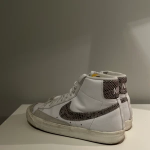 Nike Sneakers  - Vita Nike Snake Skin Sneakers 