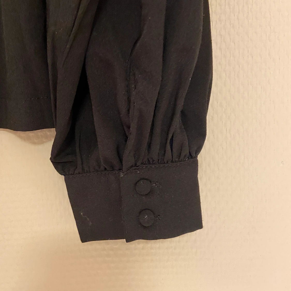 Svart blus med puffarna - 91