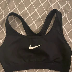 Sportbh  - Kan posta för 24 kr med brev, eller 66 kr spårbart. Svart sport bh från Nike i fint skick. Säljs då den är för liten för mig. Nypris 300 kr.