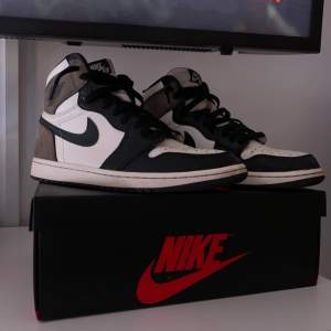 Nike Air Jordan 1 Retro high OG mocha. Storlek: Eu 41. Extra snören ingår. Kvalitet 8/10 inga flaws förutom lite små omärkbara repor. Generellt använda. Nypris 6000 och uppåt. 