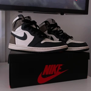  Air Jordan 1 dark mocha  - Nike Air Jordan 1 Retro high OG mocha. Storlek: Eu 41. Extra snören ingår. Kvalitet 8/10 inga flaws förutom lite små omärkbara repor. Generellt använda. Nypris 6000 och uppåt. 
