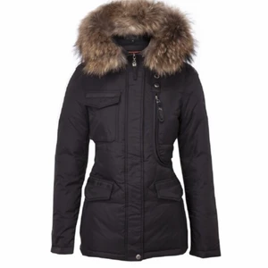 Hollies Livigno Dunjacka - Hollies Livigno jacka (äkta päls)  i jättebra skick! Använd endast en vinter. Ordinarie pris 4 499SEK köpt på miinto. Skriv för mer bilder!