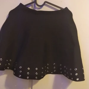 Svart nit kjol - Snygg kjol med volym och nit hål längs botten. Helt ny skick